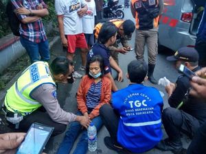 Wanita Muda Terluka Karena Jatuh dari Motor Saat Kejar Penjambret Wanita Muda Terluka Karena Jatuh dari Motor Saat Kejar Penjambret