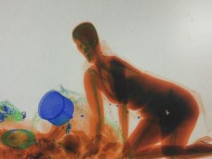 Takut Dicuri, Wanita Temani Tasnya Masuk Mesin X-Ray