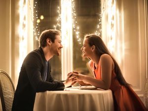 50 Pantun Valentine Romantis dan Lucu, Ampuh Bikin Pasangan Salting! 50 Pantun Valentine Romantis dan Lucu, Ampuh Bikin Pasangan Salting!