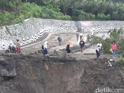 Jalan Banjarnegara-Pekalongan Amblas Sedalam 5 Meter