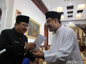 Begini Momen Gus Ipul Saat Pamit Cuti ke Pakde Karwo