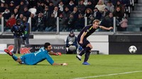 Usaha Spurs menipiskan ketertinggalan berbuah di menit ke-35. Kane menuntaskan umpan dari Alli, setelah lebih dulu melewati adangan Buffon. (Foto: Paul Childs/Action Images via Reuters)