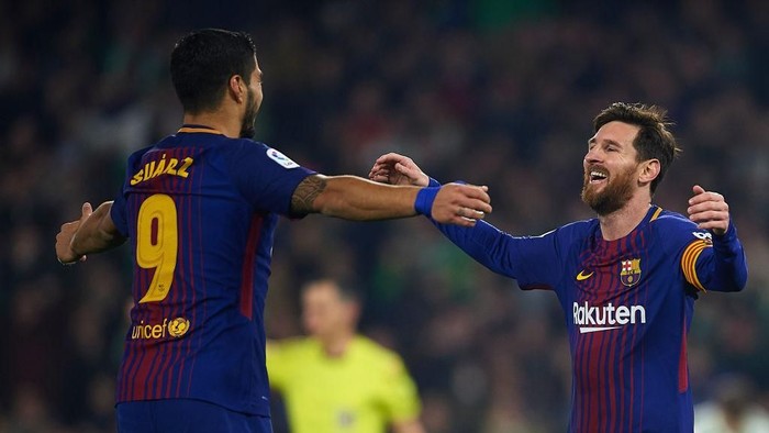 SEVILLE, SPAIN - JANUARY 21:  Lionel Messi of FC Barcelona  celebrates after scoring the second goal for FC Barcelona with his team mate Luis Suarez of FC Barcelona  during the La Liga match between Real Betis and Barcelona at Estadio Benito Villamarin on January 21, 2018 in Seville, .  (Photo by Aitor Alcalde/Getty Images)