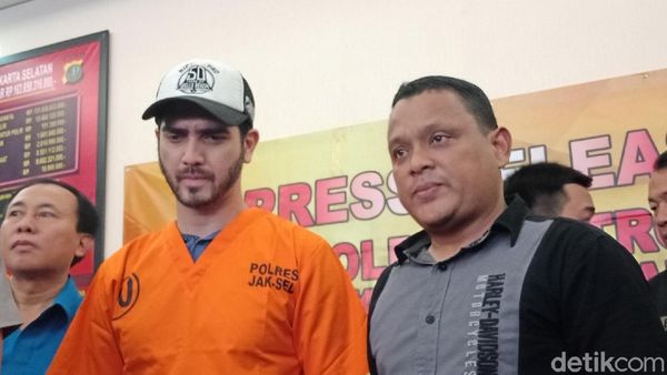 Foto: Ekspresi Dingin Fachri Albar Pakai Baju Tahanan Narkoba
