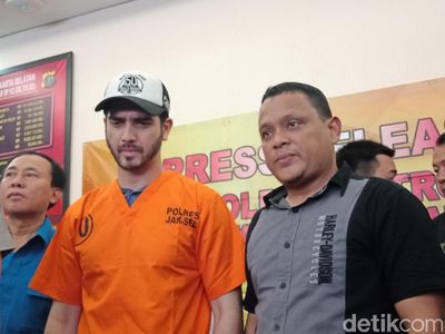 Foto: Ekspresi Dingin Fachri Albar Pakai Baju Tahanan Narkoba