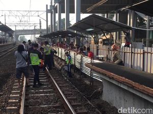 Wanita Tewas Tertabrak Kereta di Stasiun Klender Baru