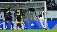 Tuan rumah memulai dengan amat baik, saat Gonzalo Higuain mencetak gol di menit kedua menyambut umpan tendangan bebas dari Miralem Pjanic. (Foto: Massimo Pinca/REUTERS)