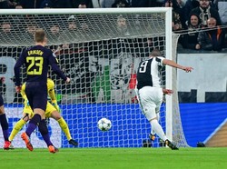 Tuan rumah memulai dengan amat baik, saat Gonzalo Higuain mencetak gol di menit kedua menyambut umpan tendangan bebas dari Miralem Pjanic. (Foto: Massimo Pinca/REUTERS)