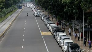 Mobil Aliando Terparkir Mengular di Jalan Merdeka Barat