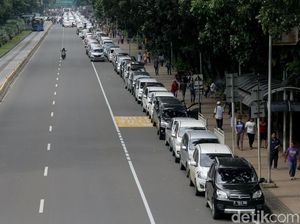 Mobil Aliando Terparkir Mengular di Jalan Merdeka Barat