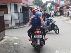 Ojek Cinta Suhartini Rajin Ingatkan Anak Pakai Helm