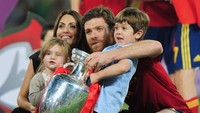 Xabi Alonso dan Nagore Aranburu. Saking idealnya, ada yang menyebut pasangan ini layaknya susu dengan oreo. Gaya Alonso yang berkelas berpadu sempurna dengan Nagore Aranburu yang adalah mantan model dan kerap tampil classy. (Shaun Botterill/Getty Images)