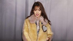 Adu Gaya Park Shin Hye & Selena Gomez di Show Coach, Siapa Paling Stylish?