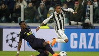 Tapi Spurs nyaris saja kembali kebobolan di penghujung babak pertama. Pelanggaran Serge Aurier terhadap Douglas Costa berujung penalti. (Foto: Max Rossi/ REUTERS)