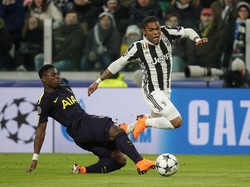 Tapi Spurs nyaris saja kembali kebobolan di penghujung babak pertama. Pelanggaran Serge Aurier terhadap Douglas Costa berujung penalti. (Foto: Max Rossi/ REUTERS)