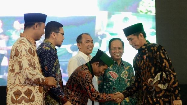 Jokowi bersalaman dengan Ketum HMI Mulyadi Tamsir.