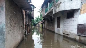 Potret Banjir di Rawa Buaya karena Kali Pacetongan Meluap