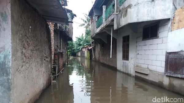 Potret Banjir di Rawa Buaya karena Kali Pacetongan Meluap
