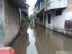 Potret Banjir di Rawa Buaya karena Kali Pacetongan Meluap