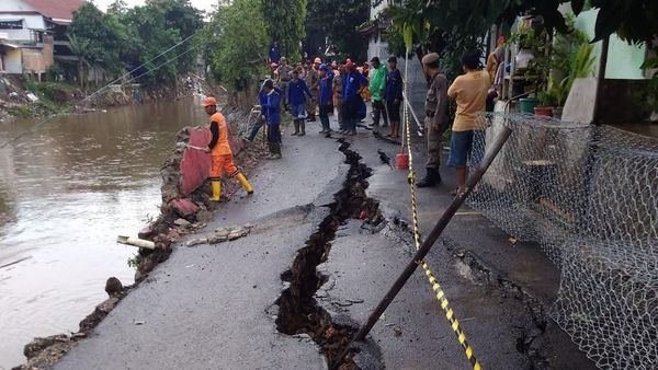 Penampakan Jalan Terbelah di Kampung Berlan