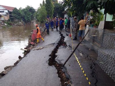 Penampakan Jalan Terbelah di Kampung Berlan