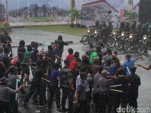 Adegan Simulasi Pengamanan Pilkada: Massa Ricuh