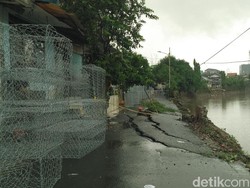 Tembok Turap di Jalan Terbelah Kampung Berlan Roboh 3 Kali Semalam