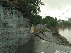 Tembok Turap di Jalan Terbelah Kampung Berlan Roboh 3 Kali Semalam Tembok Turap di Jalan Terbelah Kampung Berlan Roboh 3 Kali Semalam