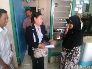 Tangis Sedih Ortu Karyawati Resto yang Tewas Terjepit Lift Tangis Sedih Ortu Karyawati Resto yang Tewas Terjepit Lift