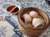 Hakau dengan isian daging udang yang enak dicocol saus.