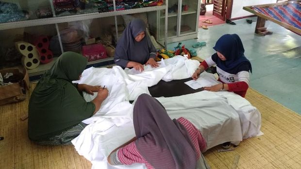 Beromzet Rp 25 Juta/Bulan, Ini Kisah Ibu-ibu Pelalawan Menjual Batik