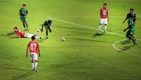 Beginilah aksi sengit Bali United saat menghalau Sriwijaya FC menuju final piala presiden 2018. Foto: dok. Piala Presiden 2018