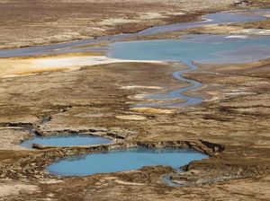 Laut Mati Mulai Kering, Muncul Lubang-lubang Cantik