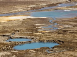 Laut Mati Mulai Kering, Muncul Lubang-lubang Cantik