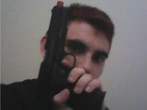 Pembantai 17 Orang di Sekolah Florida Tergila-gila Senjata Api