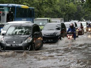 Ada Banjir dan Macet Parah, Hindari Jalan Yos Sudarso
