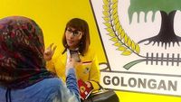 Foto: Gaya Roro Fitria Berjaket Golkar