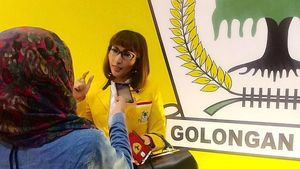 Foto: Gaya Roro Fitria Berjaket Golkar