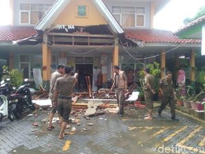 Atap Puskesmas Jurumudi Tangerang Ambruk Atap Puskesmas Jurumudi Tangerang Ambruk
