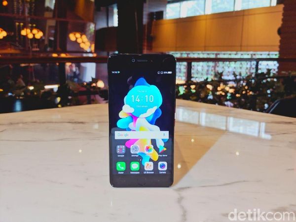 Unboxing Advan G2, Ponsel Lokal Berdesain iPhone