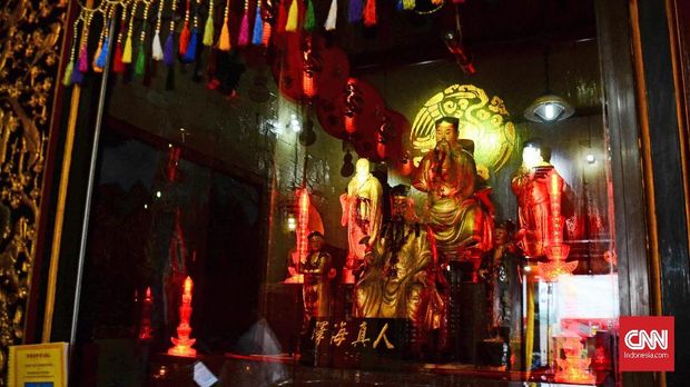 Kwik Lak Kwa beserta ajudannya yang Muslim dijadikan patung di salah satu altar persembahan di Kelenteng Sinar Samudra.