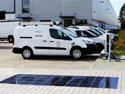 Canggih! di Negara Ini Trotoar Dipakai Ngecas Mobil Listrik