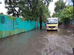 Hujan Deras, Genangan Muncul di Jalan Kemang Raya