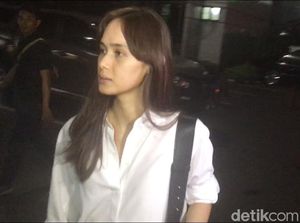Terlihat Pucat saat Jenguk Fachri, Renata Kusmanto Sangat Sedih
