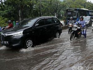Banjir Surut, Jalur Lambat Jalan Letjen Suprapto Bisa Dilalui Pengendara Banjir Surut, Jalur Lambat Jalan Letjen Suprapto Bisa Dilalui Pengendara