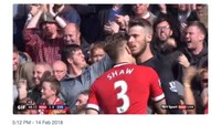 Bek Manchester United Luke Shaw mengucapkan selamat hari Valentine seraya berkelakar. Ia menautkan visual dirinya dengan kiper David De Gea dalam momen bromance. (Foto: Internet) Bek Manchester United Luke Shaw mengucapkan selamat hari Valentine seraya berkelakar. Ia menautkan visual dirinya dengan kiper David De Gea dalam momen bromance. (Foto: Internet)