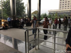 Pakai Masker, 4 Orang yang Kena OTT Lampung Tengah Tiba di KPK