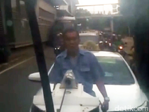 Sopir Taksi Ini Nangkring saat Mobilnya Diderek Dishub Sopir Taksi Ini Nangkring saat Mobilnya Diderek Dishub
