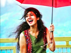 Artis India Ini Terkenal Hanya dengan Satu Kedipan Mata