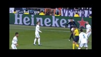 Muka Rocchi terkena bola setelah dirinya berada tepat di jalur operan Neymar. Si kulit bundar yang disepak si pemain Brasil telak mengenai wajahnya. (Foto: Internet)